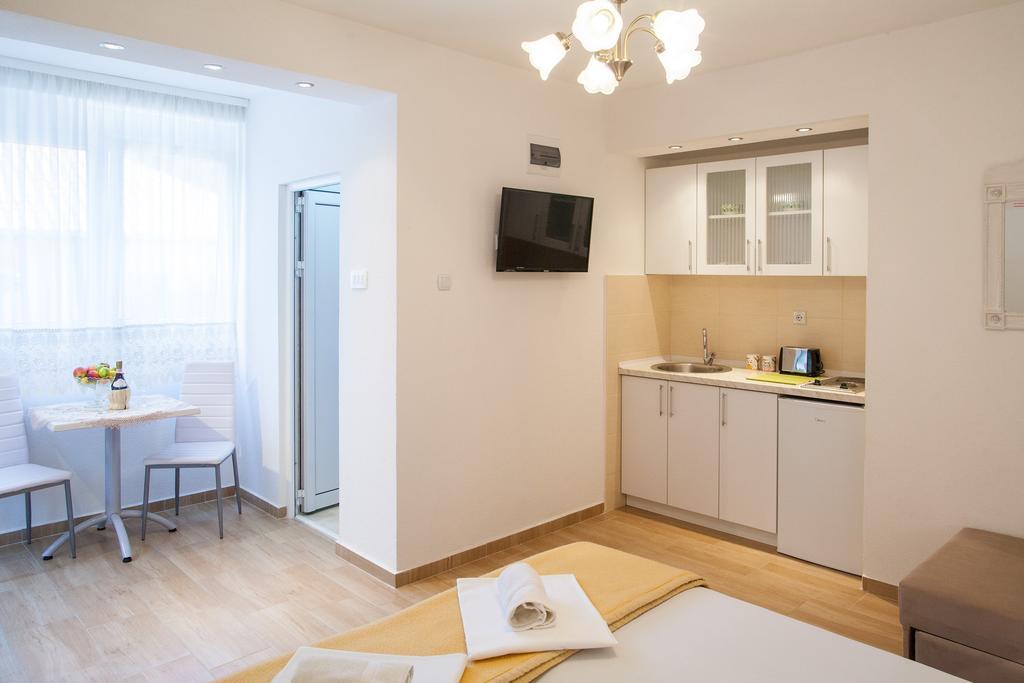 Apartments & Rooms Jelka Kotor Bagian luar foto