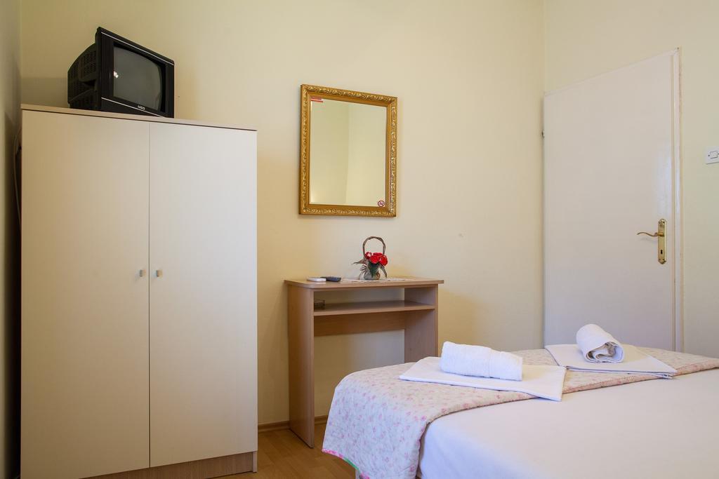 Apartments & Rooms Jelka Kotor Bagian luar foto