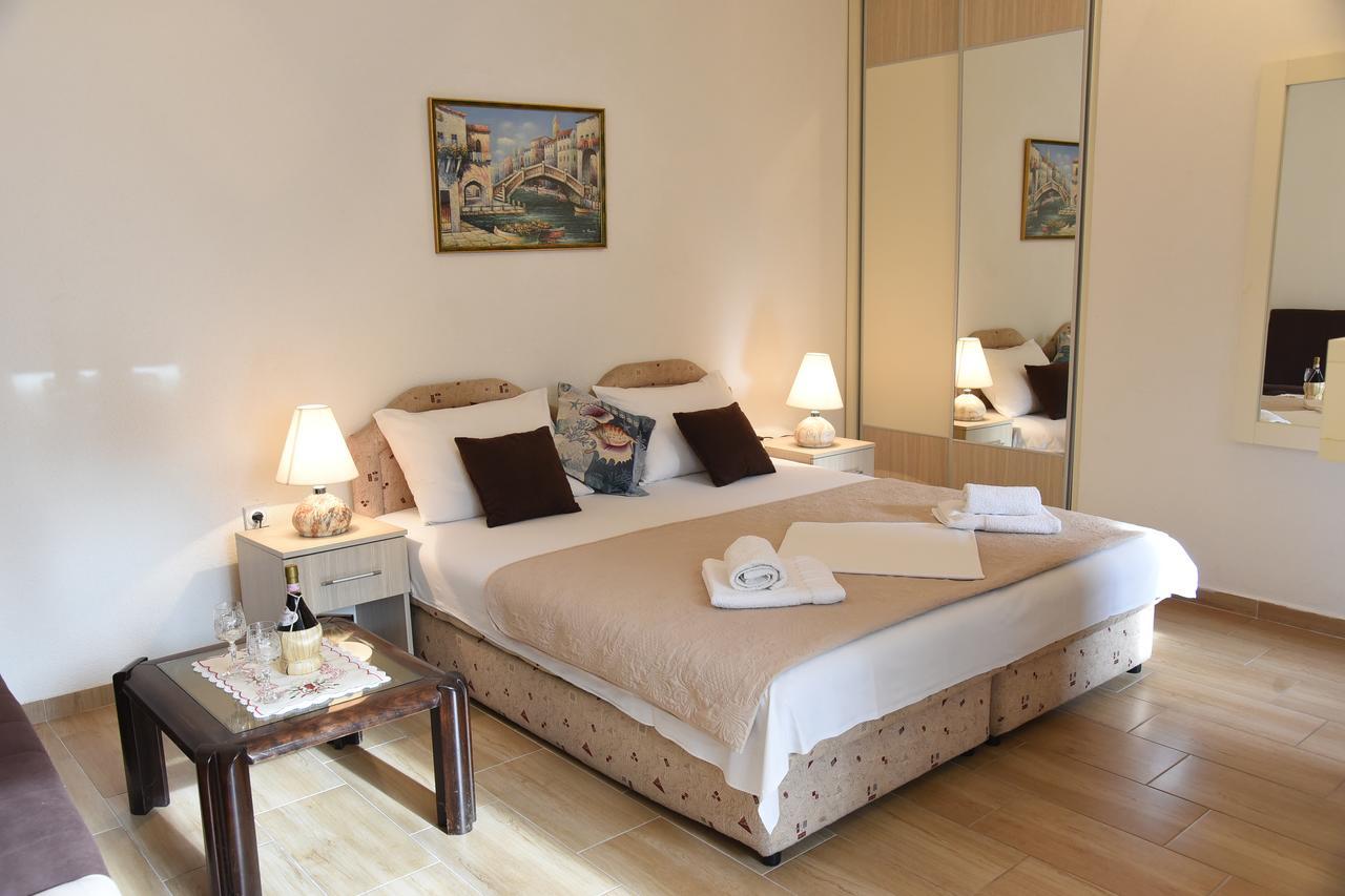 Apartments & Rooms Jelka Kotor Bagian luar foto